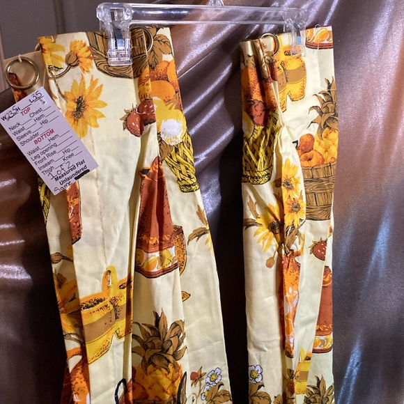 2 vintage drape panels. Yellow kitchen fruit and vases. 70’s. Unused. 410 - Picture 1 of 6